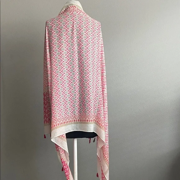Elegant Pink and Cream Scarf - Picture 3 of 8